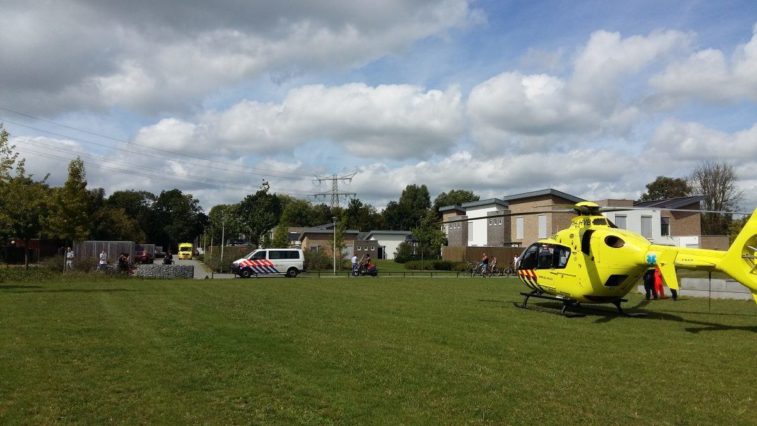 De traumahelikopter landde op een grasveldje bij zorginstelling ASVZ De Merwebolder. (Foto Sliedrecht24)