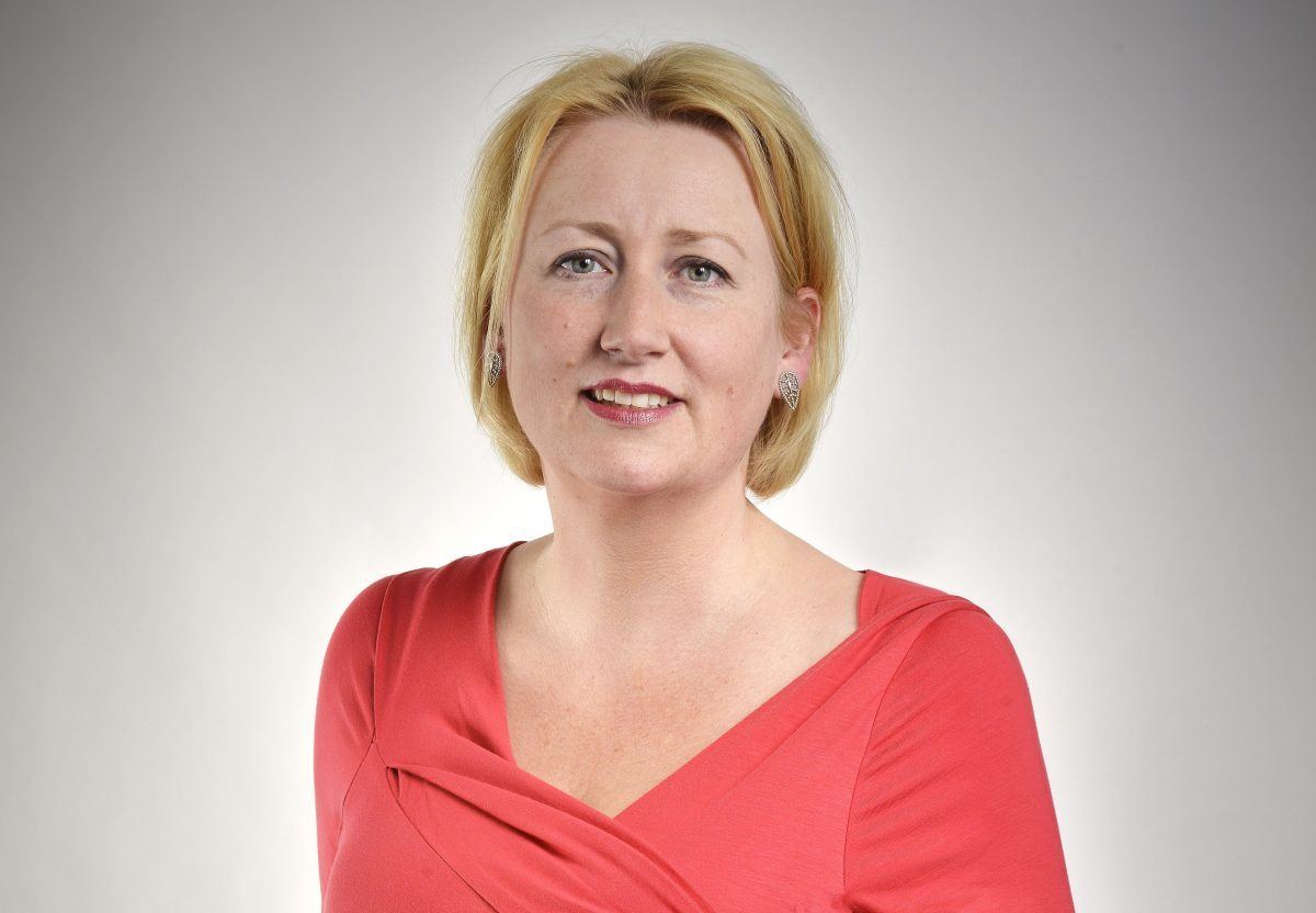 Voorzitter PvdA Sliedrecht Lanser sjouwt zaterdag mee emmer over brug