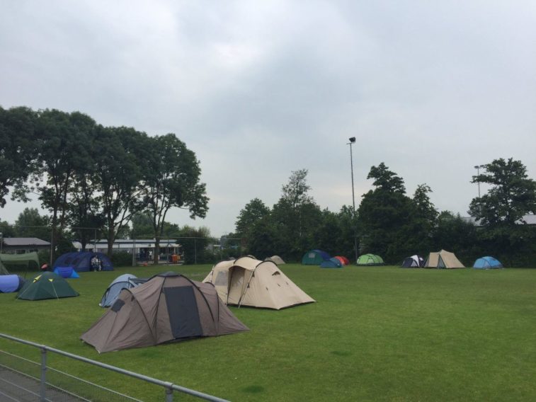 In de tenten wordt overnacht. Het tentenkamp is bedoeld voor de jonge volleyballers van Sliedrecht Sport. (Archieffoto Sliedrecht Sport)