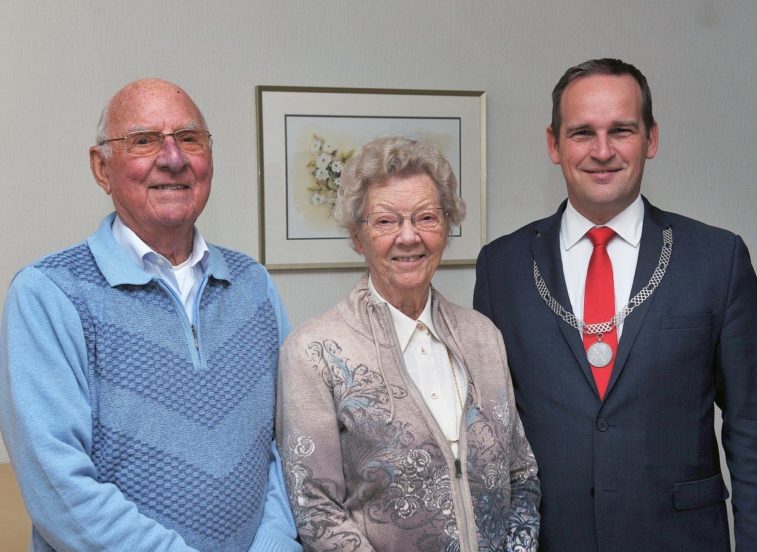 Het echtpaar Van der Sluijs en burgemeester Bram van Hemmen. (Foto gemeente Sliedrecht)