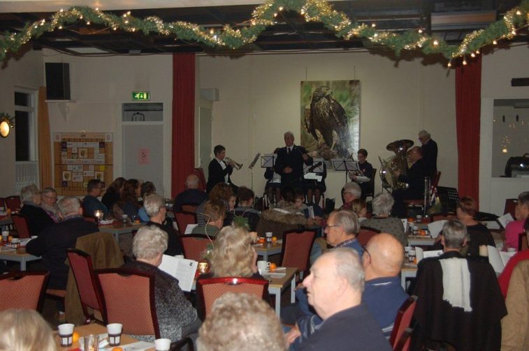 Het muziekkorps van het Leger des Heils verleende maandagavond medewerking aan het kerstfeest. (Foto Martin Dekker / Sliedrecht24)