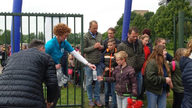 Supermarkt Albert Heijn Sliedrecht deelde de eerste avond van de vierdaagse flesjes water uit. (Foto Brenda Donk / Sliedrecht24)