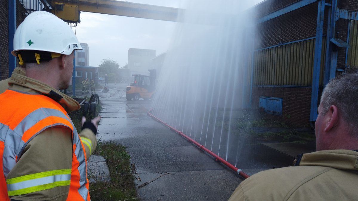 Brandweer test fire defender uit tijdens eindoefening Sliedrecht24