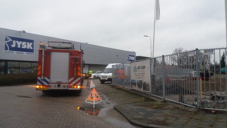 Hulpdiensten gingen rond 09.00 uur naar de plaats van het incident. Een deel van de straat was afgezet. (Foto Brenda Donk / Sliedrecht24)