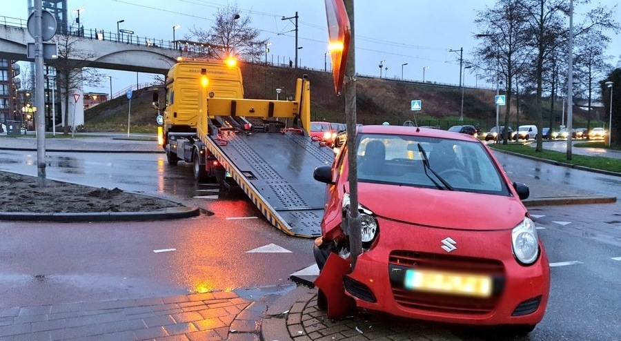 NIEUWS: Fietser loopt hoofdwond op bij aanrijding op Craijensteijn.