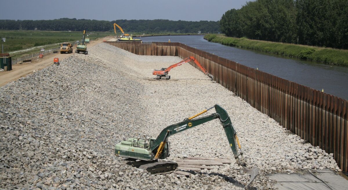 Waterbouwer Van den Herik neemt je mee achter werk aan Julianakanaal