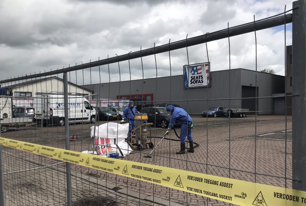 Asbest rond afgebrande loods Seats and Sofas opgeruimd Sliedrecht24