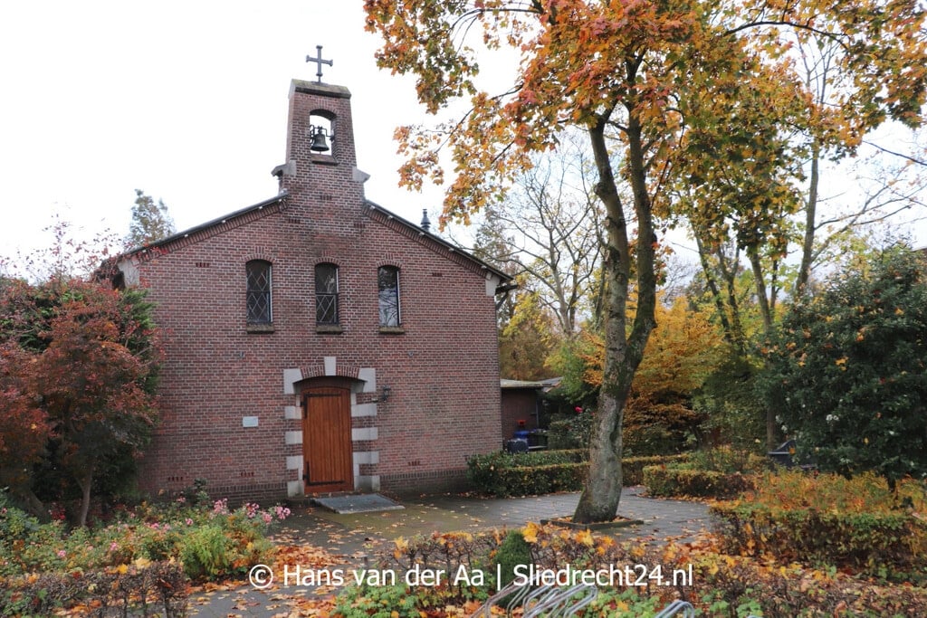 Mogelijkheid om binnen te kijken in Rooms Katholieke kerk