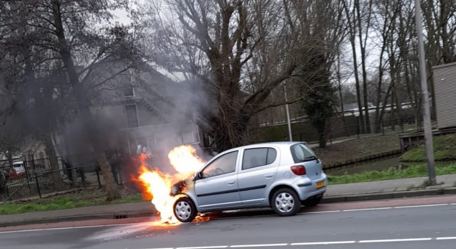 NIEUWS: Auto raakt in brand op Craijensteijn.