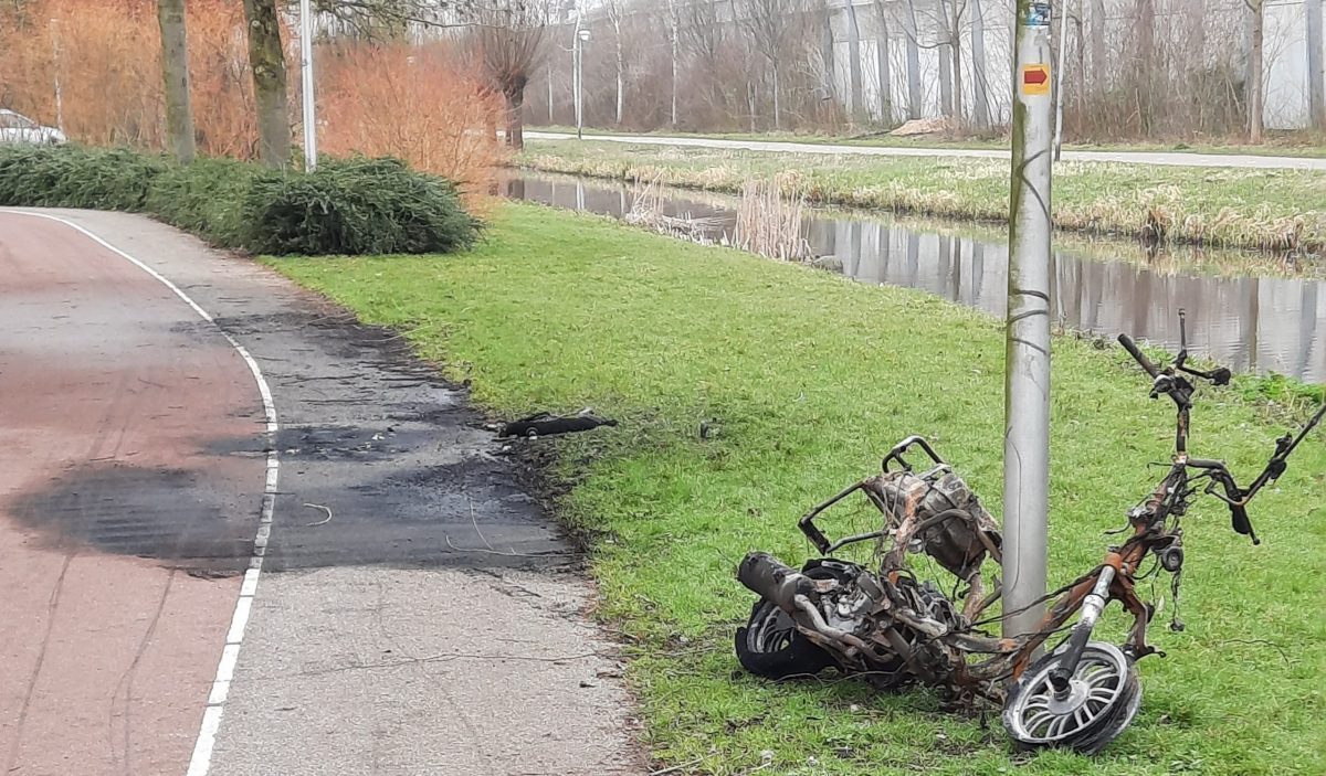 Bromfiets uitgebrand aan Weresteijn Sliedrecht24
