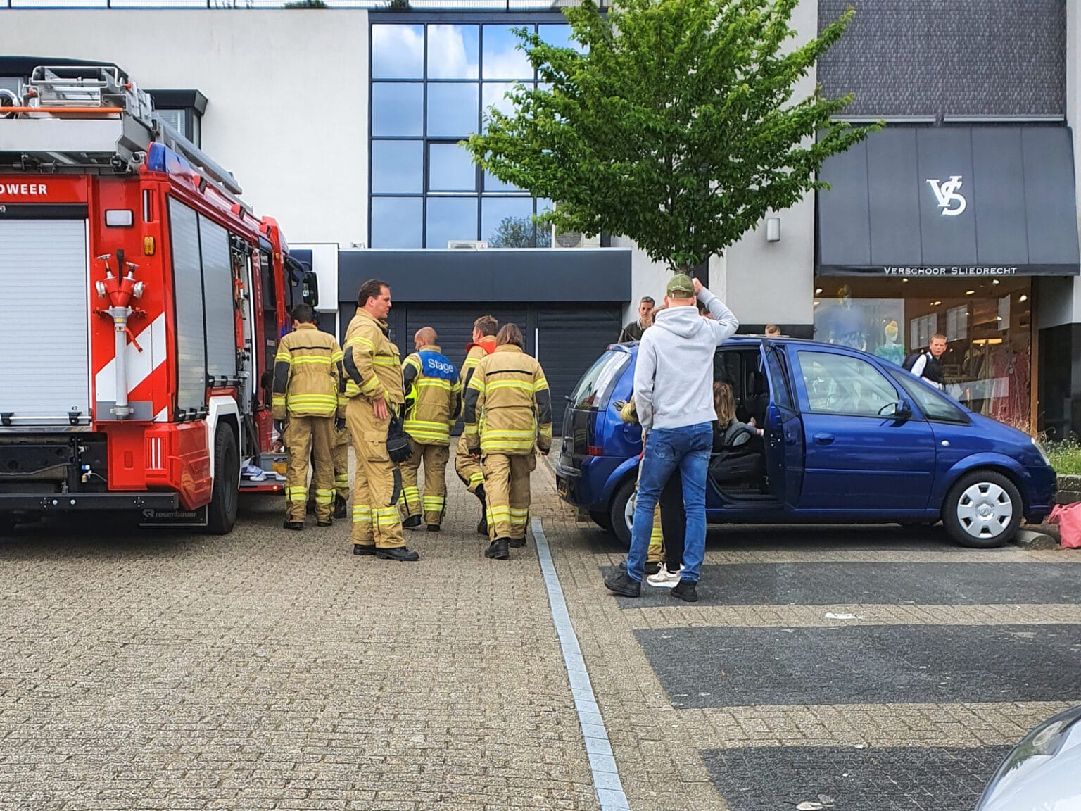 Brandweer schiet te hulp bij ingesloten kind in auto - Sliedrecht24
