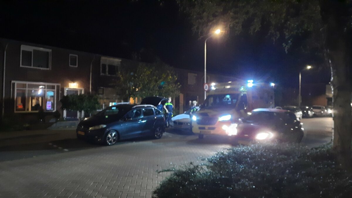 Bestuurder rijdt door na schampen van geparkeerde auto; Man gewond