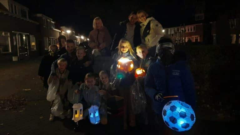 Kinderen aan Burg. Drijberplein vieren Sint-Maarten - Sliedrecht24