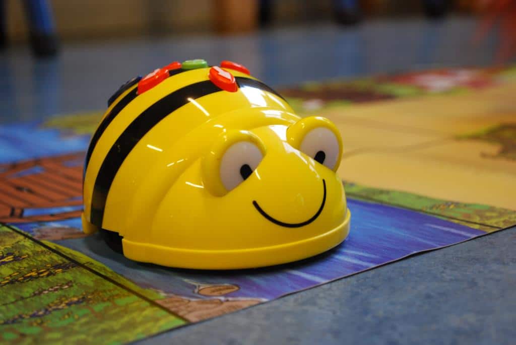 Jonge kinderen leren op leuke wijze programmeren