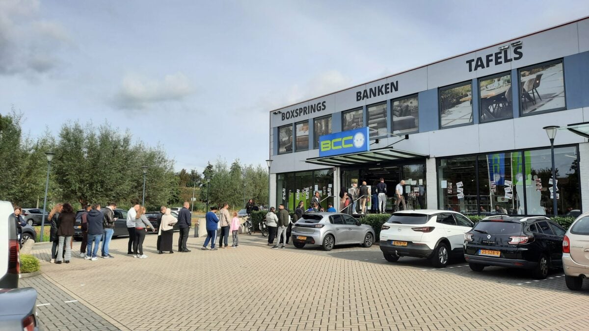 Kopers staan in rij bij BCC vanwege faillissementsuitverkoop