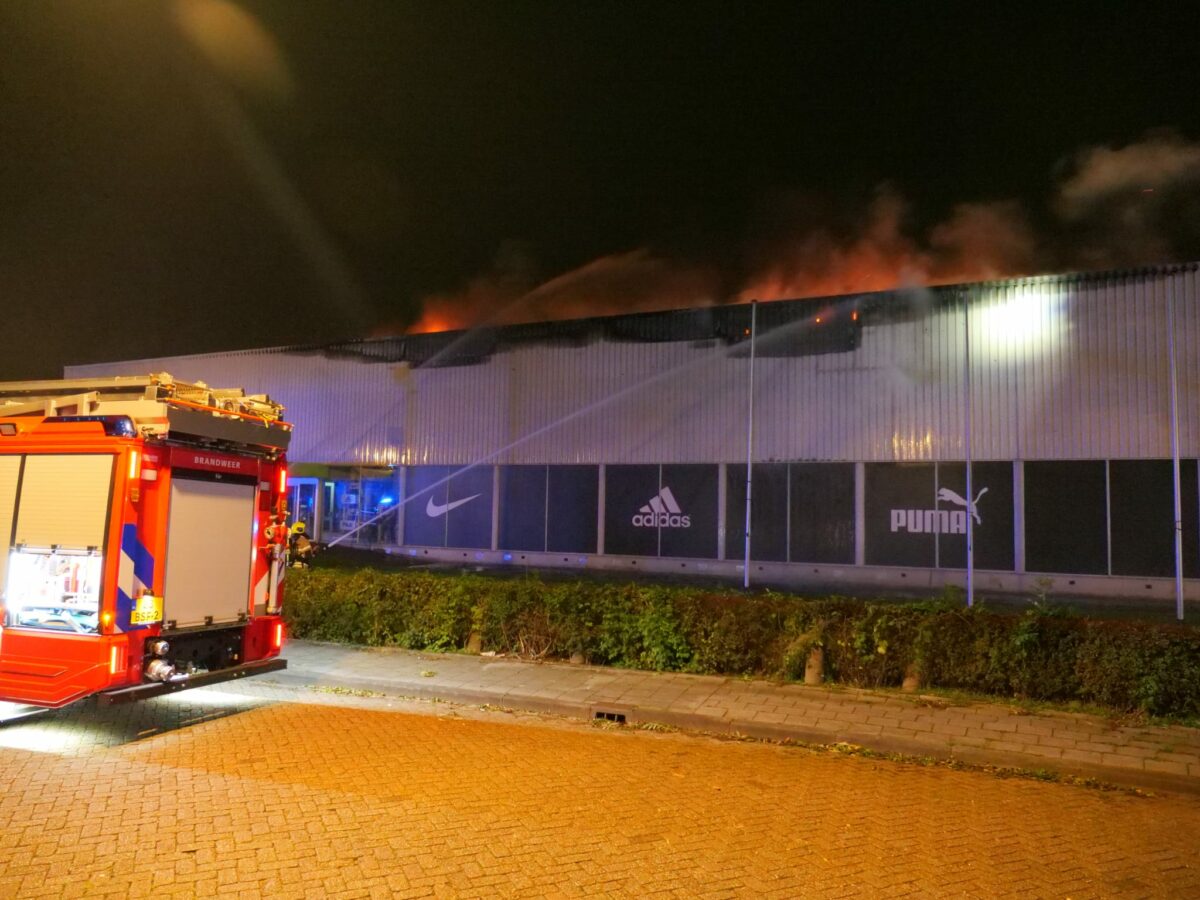 Brand op dak Sprinter veroorzaakt flinke schade