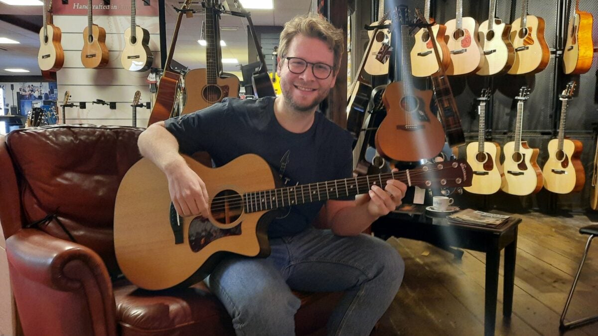 Gitarist Suzan Freek Speelt Op Eastman Bij Joh De Heer Sliedrecht24 gitarist-suzan-freek-speelt-op-eastman-bij-joh-de-heer-sliedrecht24
