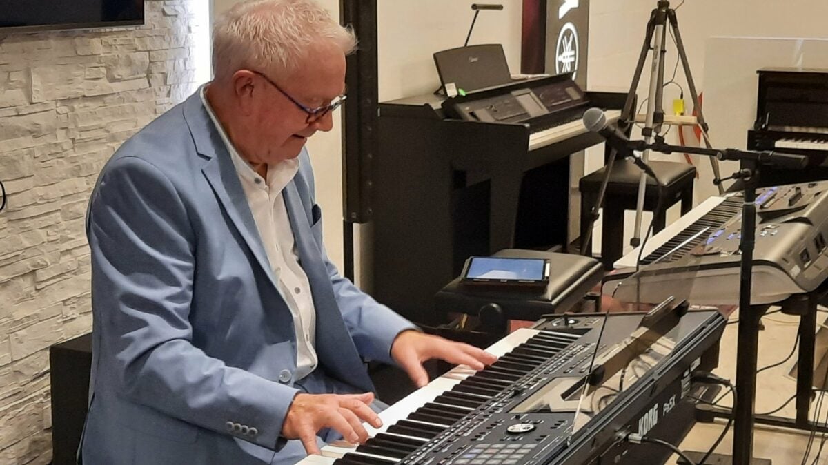 Duitse keyboardartiest Müller geeft demonstratie