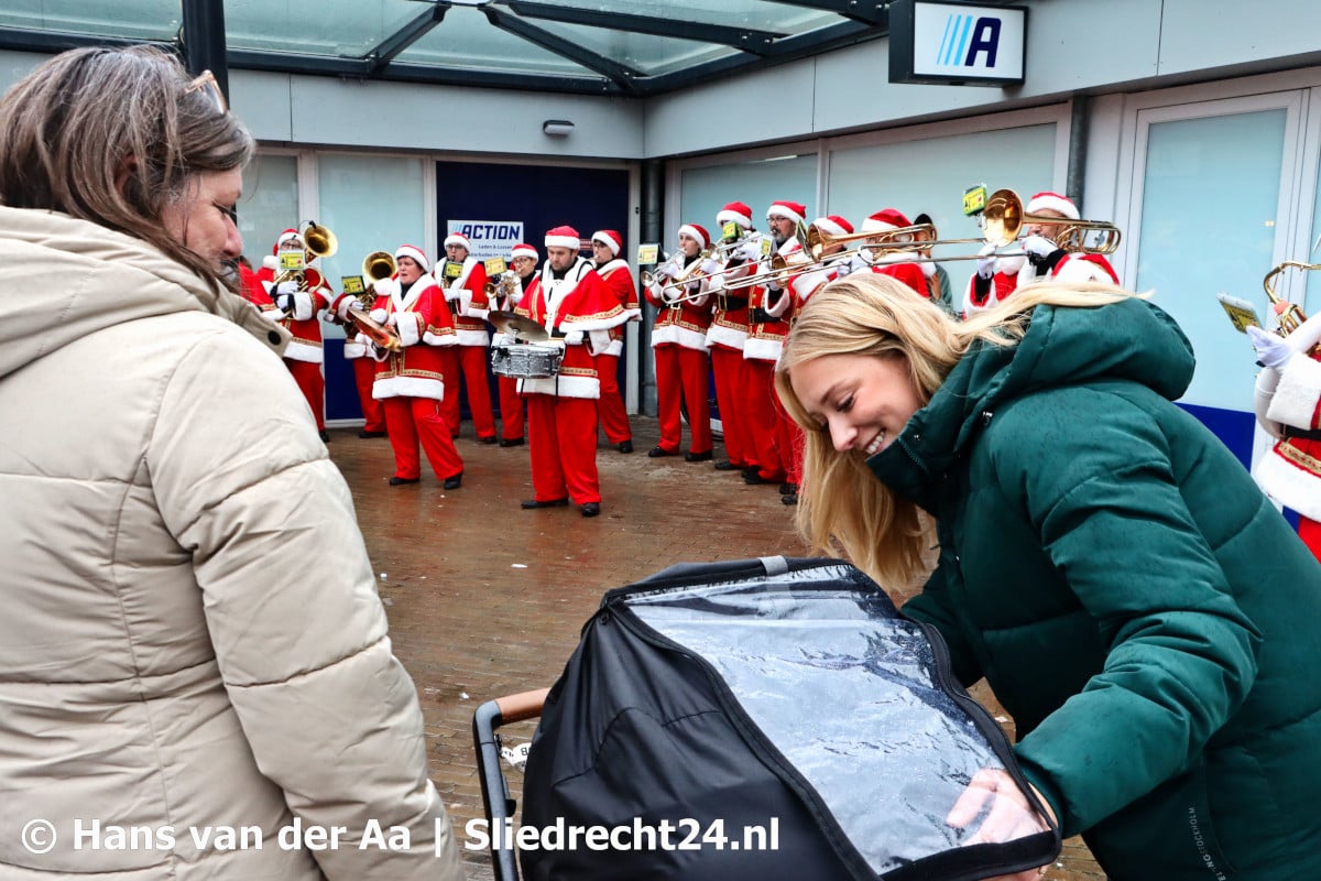Kerstbraderie op winkelpromenade Kerkbuurt met optreden Sliedrechts Baggerkoor