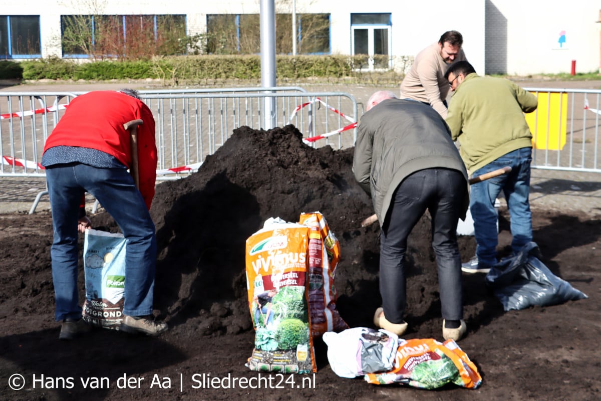 Gratis compost voor inwoners; zelf schep meenemen