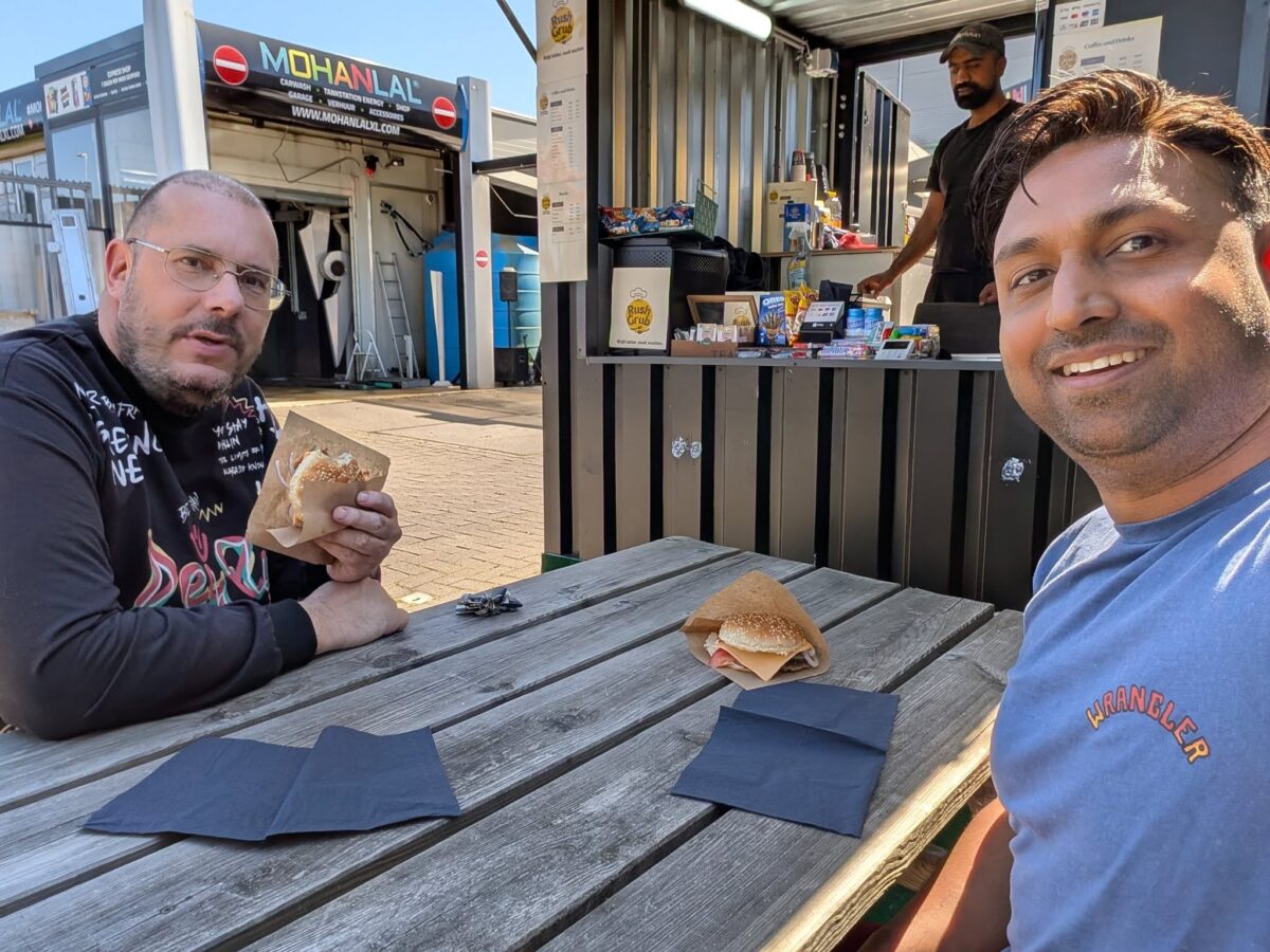 MOHANLAL XL opent shop bij tankstation en carwash