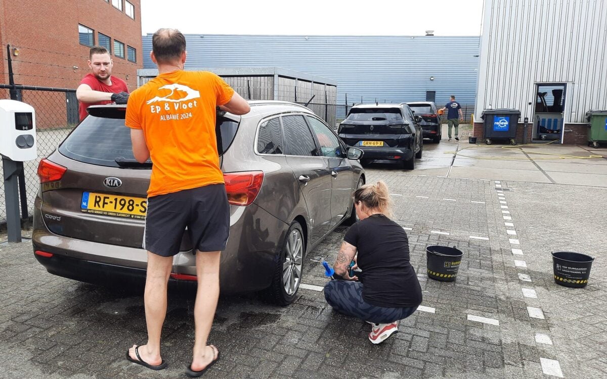 Wassen, poetsen en stofzuigen; Ep & Vloet in actie voor Albanië