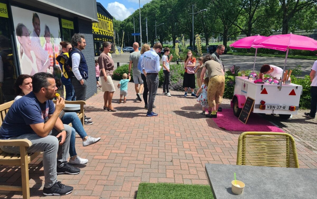 Zingende ijscoman op Woonboulevard maakt winkelen extra aantrekkelijk