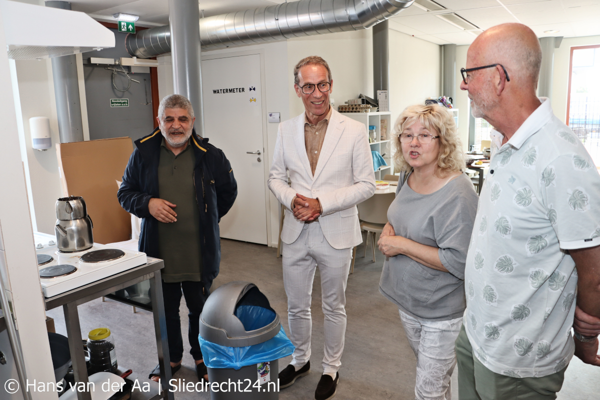 Omwonenden en politici bezoeken noodopvang tijdens open dag