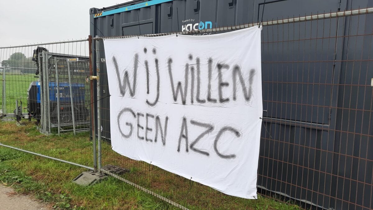 Protestspandoek bij toekomstig AZC-terrein - Sliedrecht24