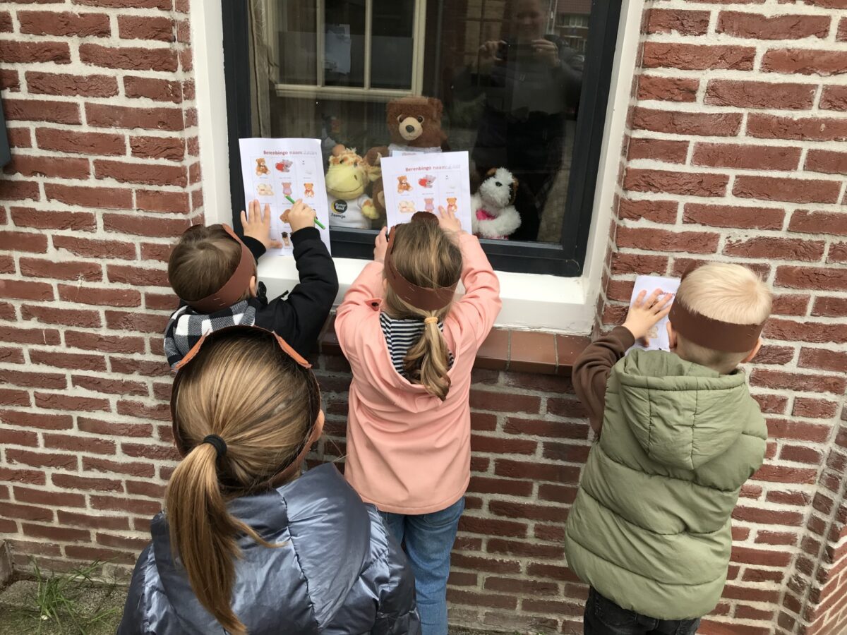 Kleuters van KC Henri Dunant speuren naar knuffelberen