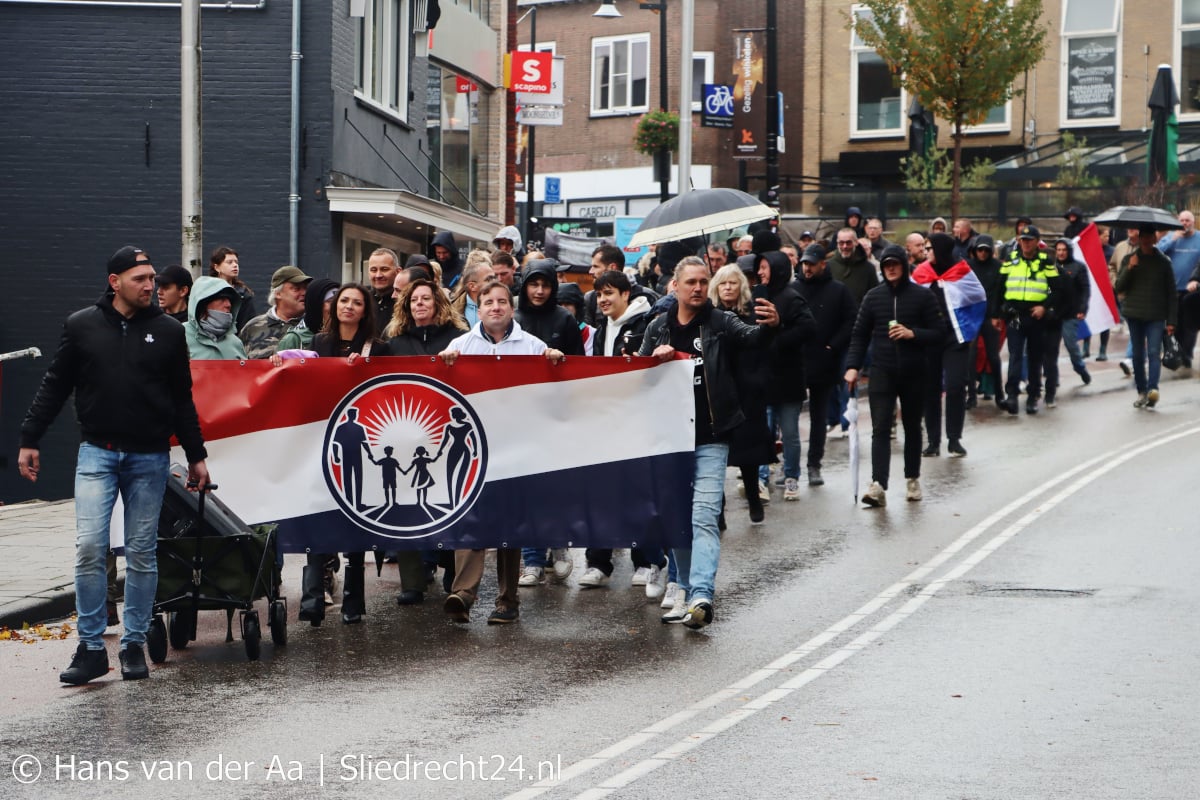 Ondanks verbod tóch demonstratie tegen AZC; vreedzaam verloop