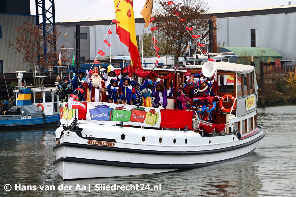 Sinterklaas kondigt komst met Pakjesboot naar Sliedrecht aan