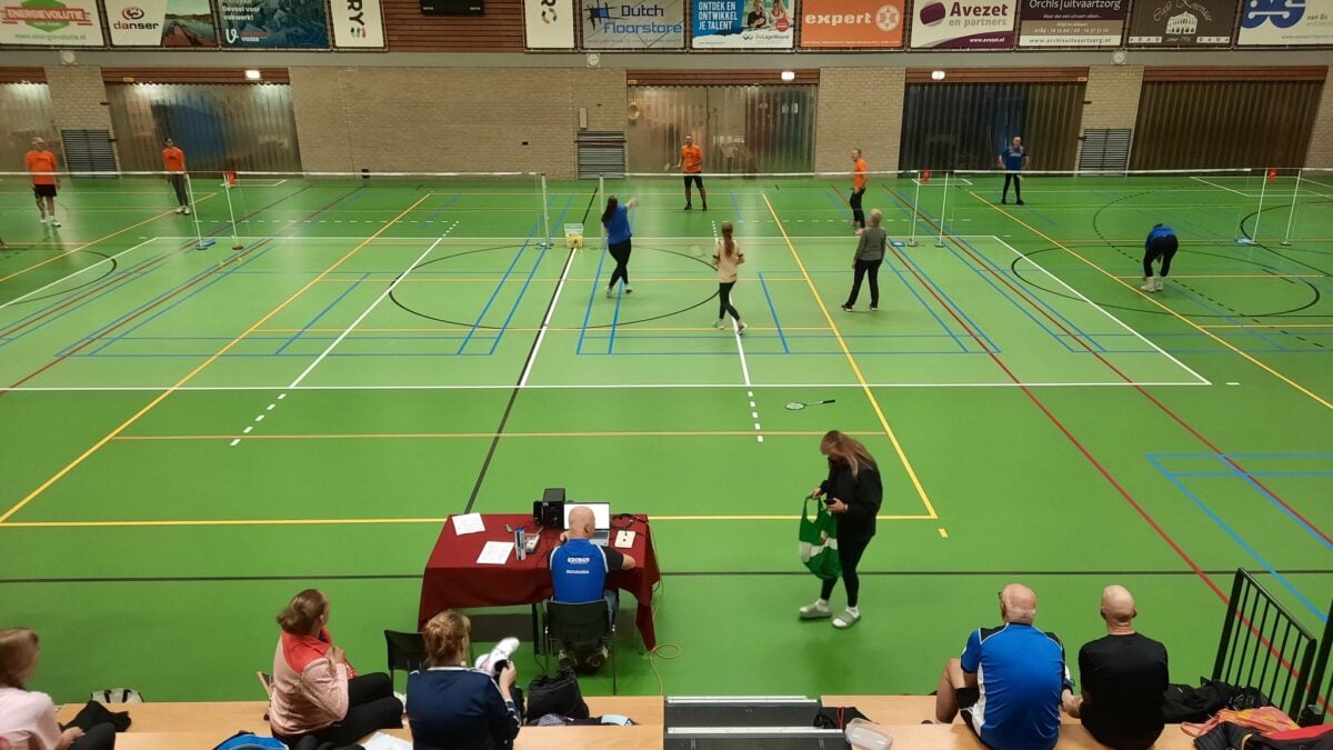 Bedrijven- en vriendenteams strijden om eer tijdens badmintontoernooi