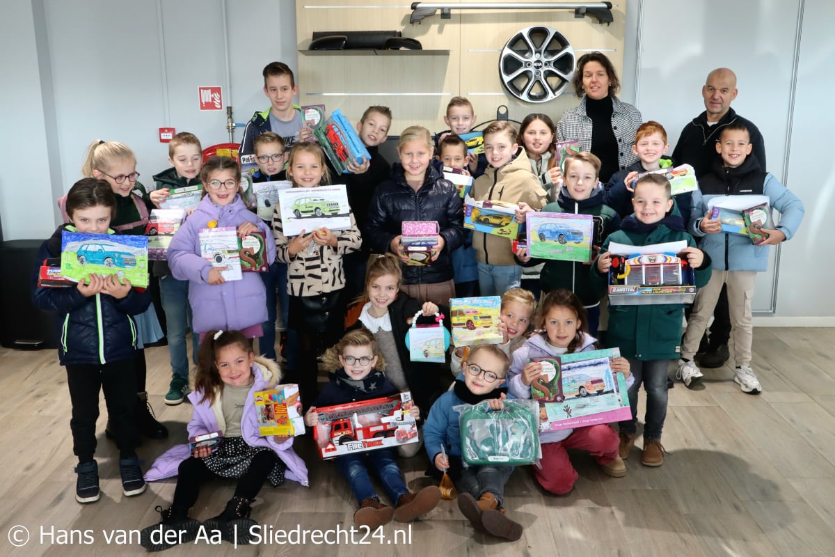 Blije gezichten bij prijsuitreiking Van der Linden kleurwedstrijd