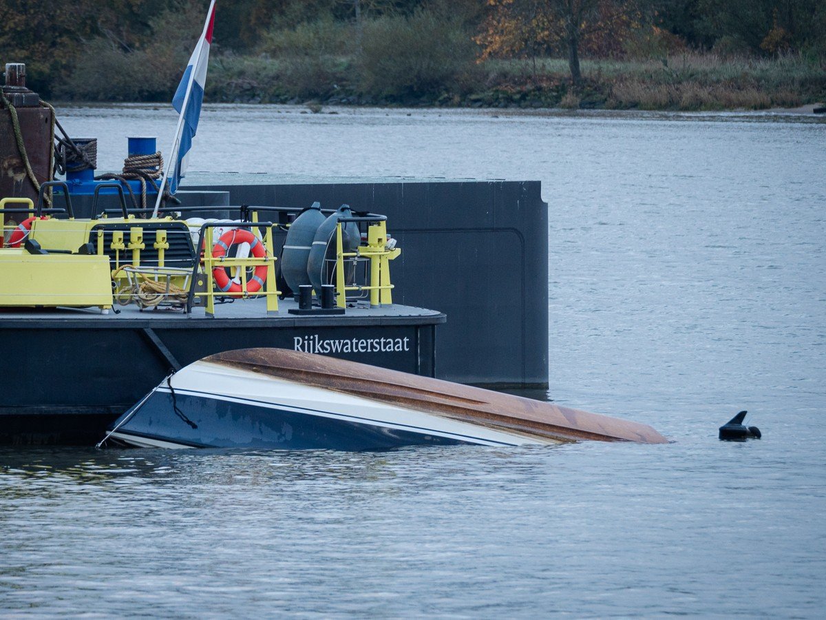 Bootje slaat om op rivier; opvarende uit water gered
