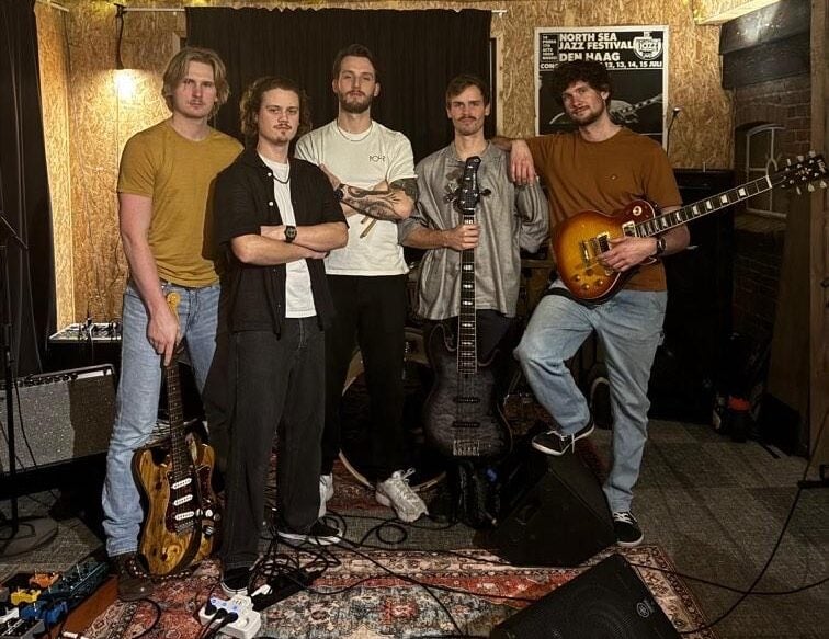 East End staat op bühne in Café Korevaar