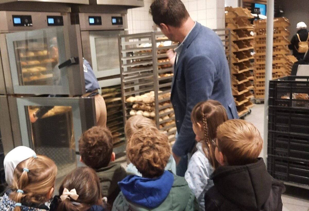 Kleuters KC Henri Dunant brengen bezoek aan supermarkt Albert Heijn