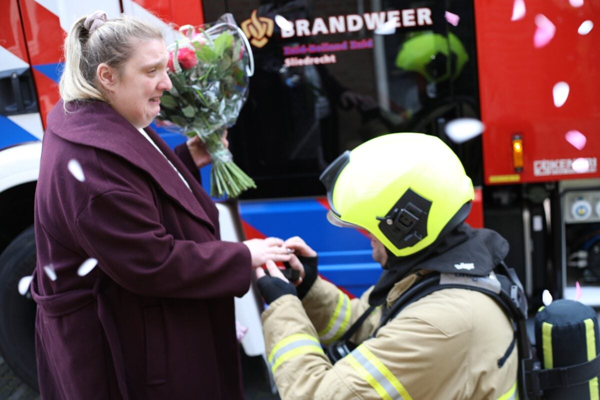 Brandweer werkt mee aan huwelijksaanzoek; ‘Miranda, wil je met me trouwen?’