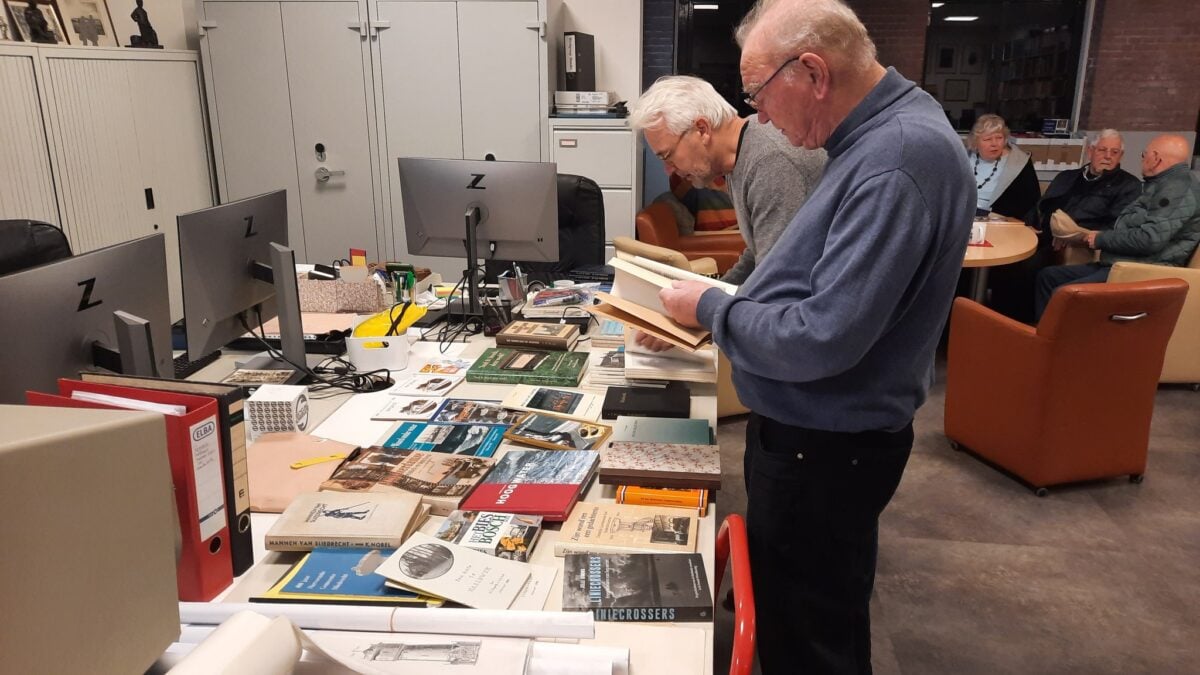 Bezoekers boekenmarkt mogen interessante exemplaren meenemen