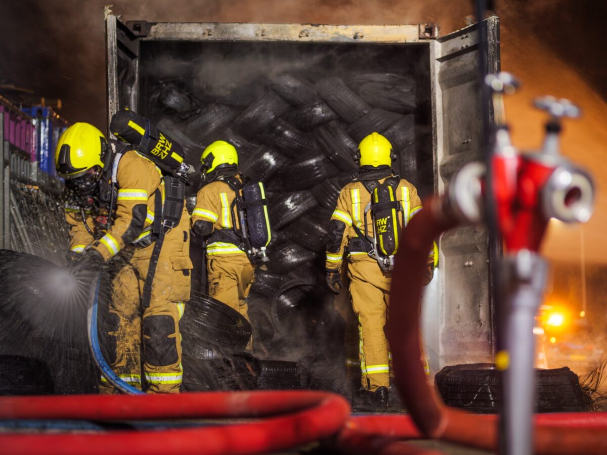 Zeecontainer met banden in brand