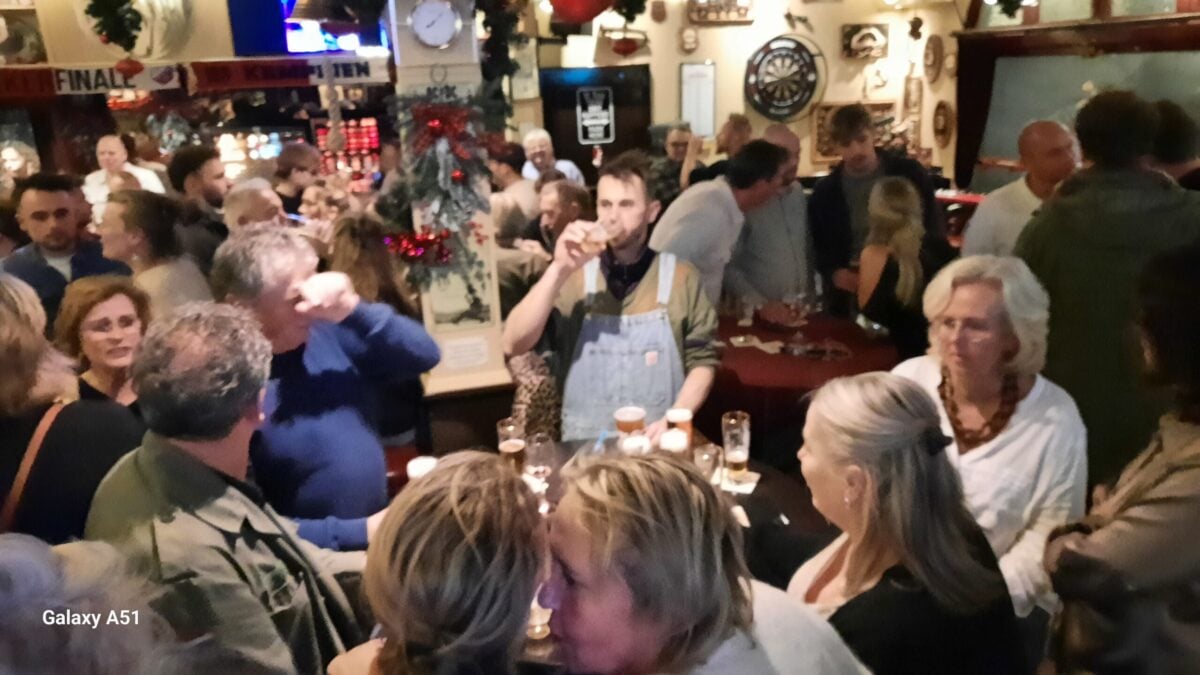 Tweede ‘Kerst in de Kroeg’ goed bezocht; bezoekers gaan met cadeau naar huis