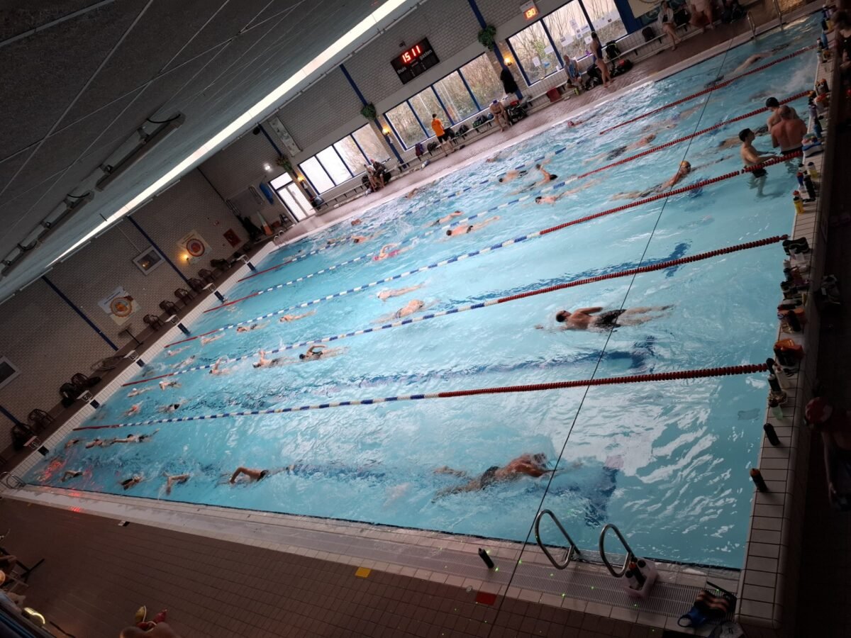 Tiende editie van 100×100 meter oliebollen zwemmen