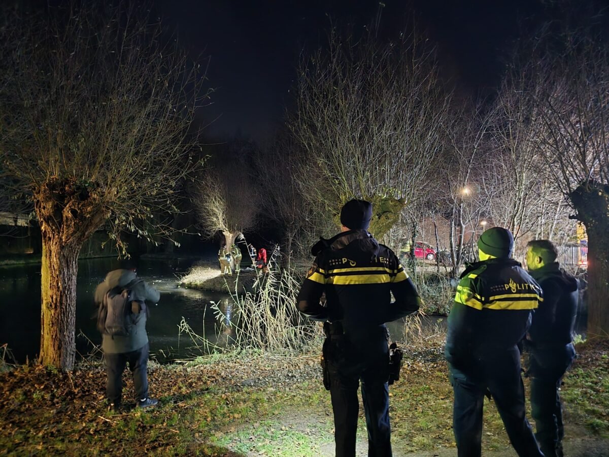 Duiker gaat water in na ‘melding persoon te water’, maar treft niemand aan