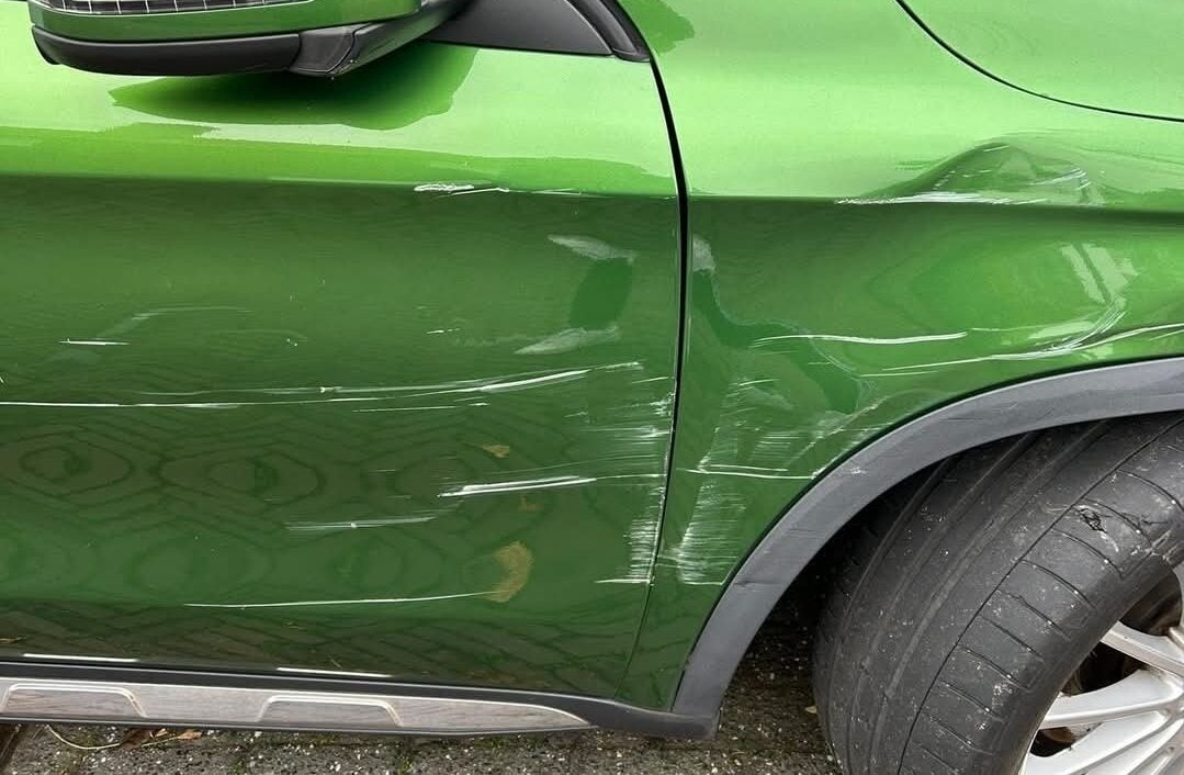 Auto flink beschadigd; veroorzaker gezocht