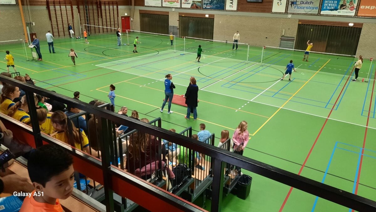 Anne de Vriesschool wint opnieuw wisselbeker bij SchoolBadmintonToernooi
