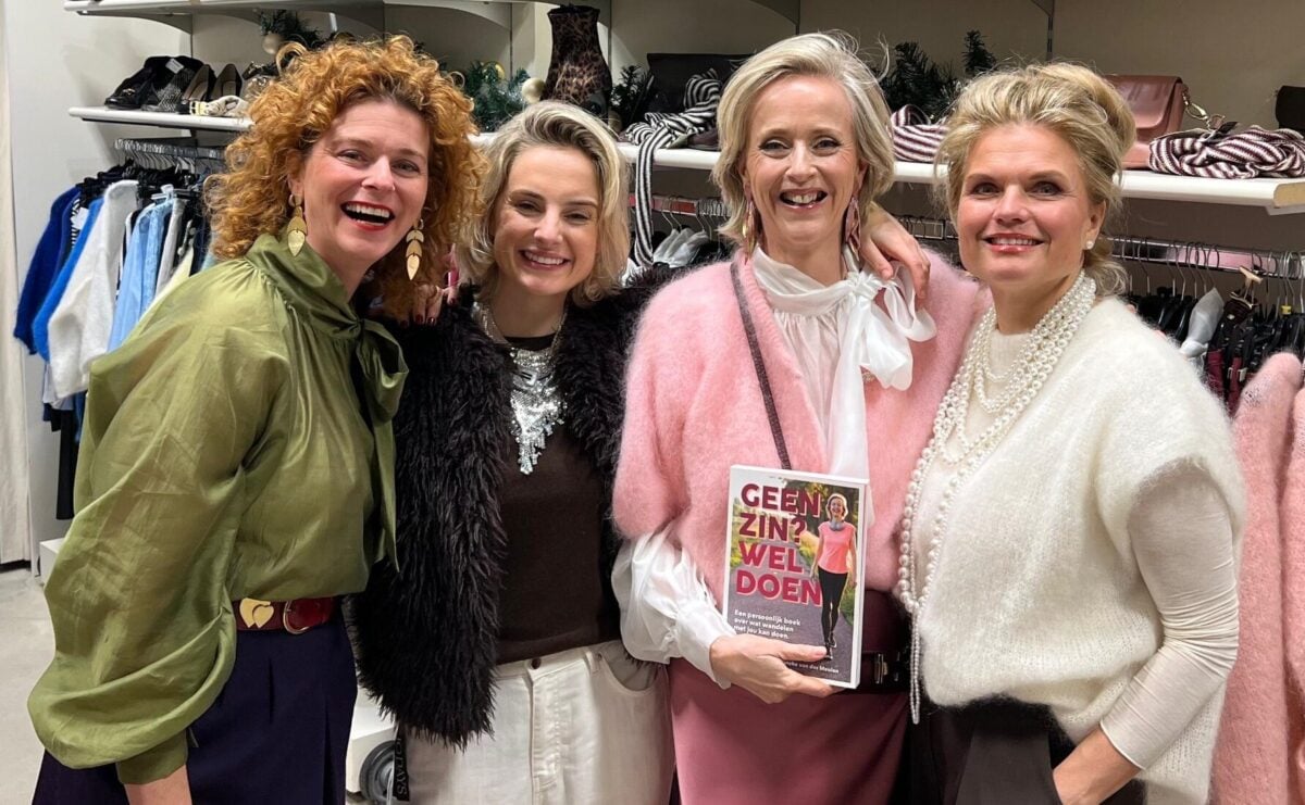 De Jongh signeert haar boek bij MarieOlief