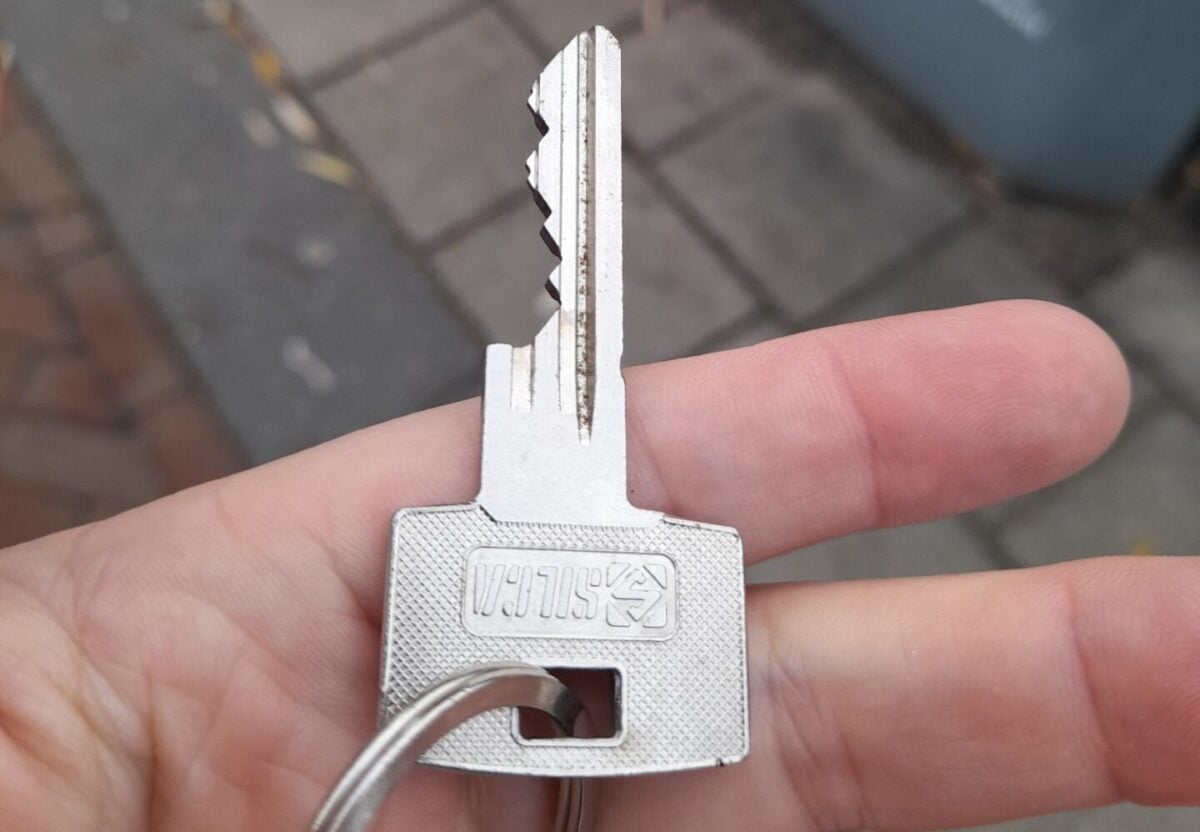 Sleutel met hanger gevonden; welke naam staat op hanger?