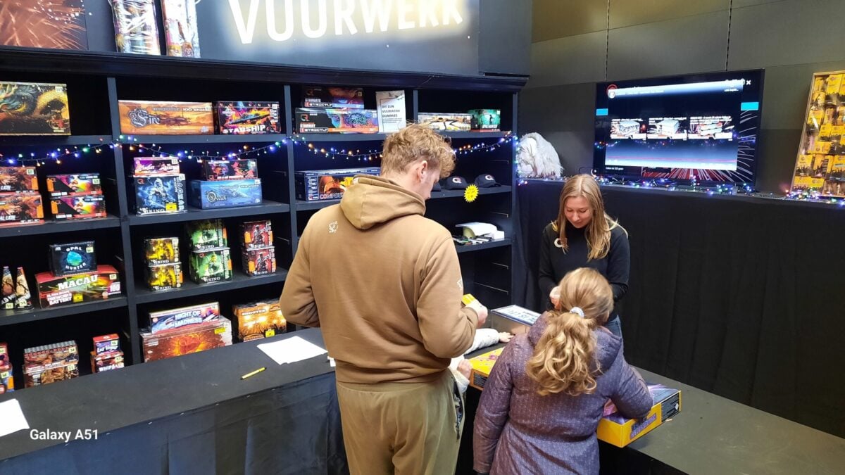 Vuurwerk gaat in grote hoeveelheden over toonbank