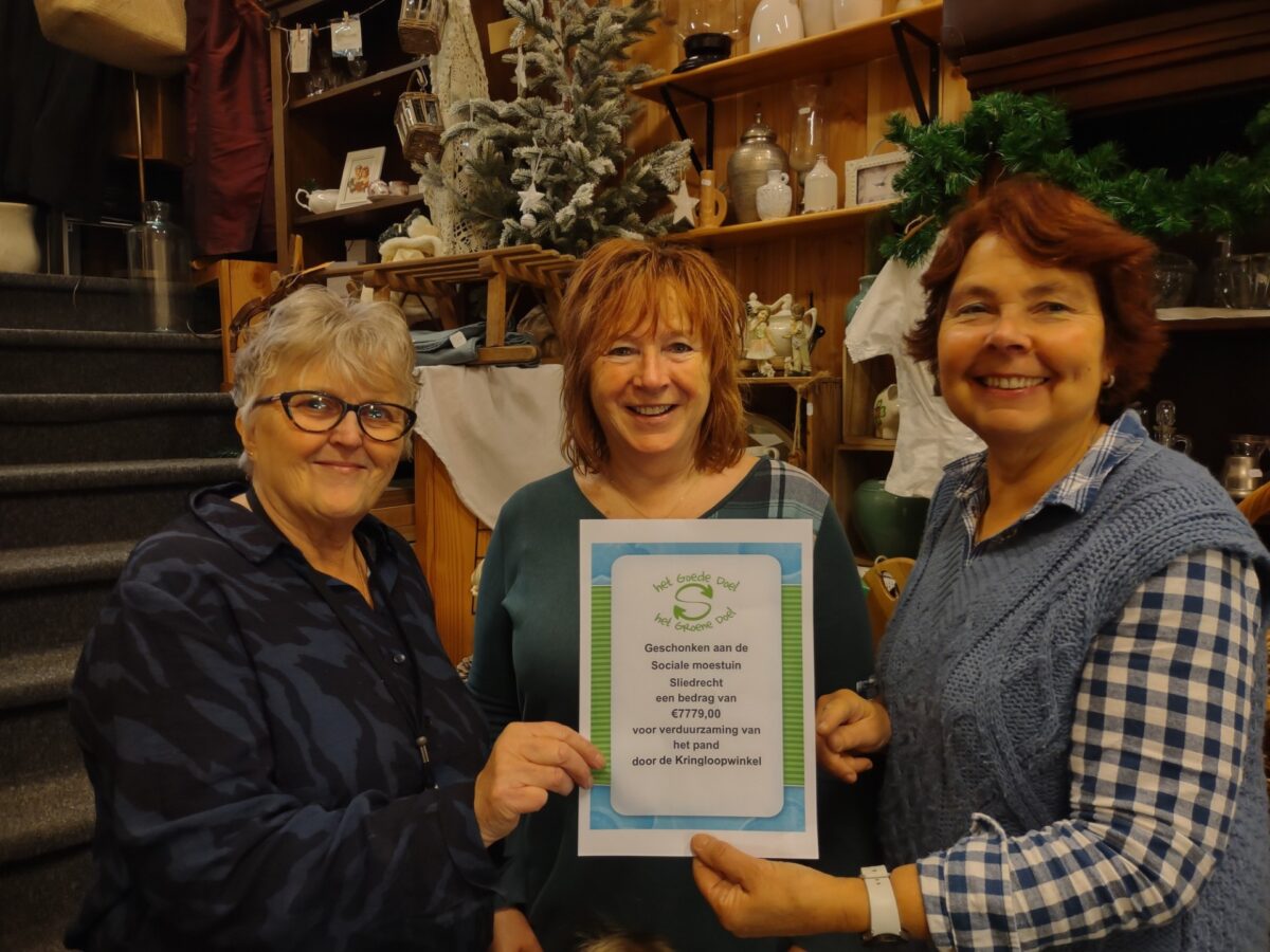 Kringloopwinkel Sliedrecht steunt met gift verduurzaming moestuinhuis