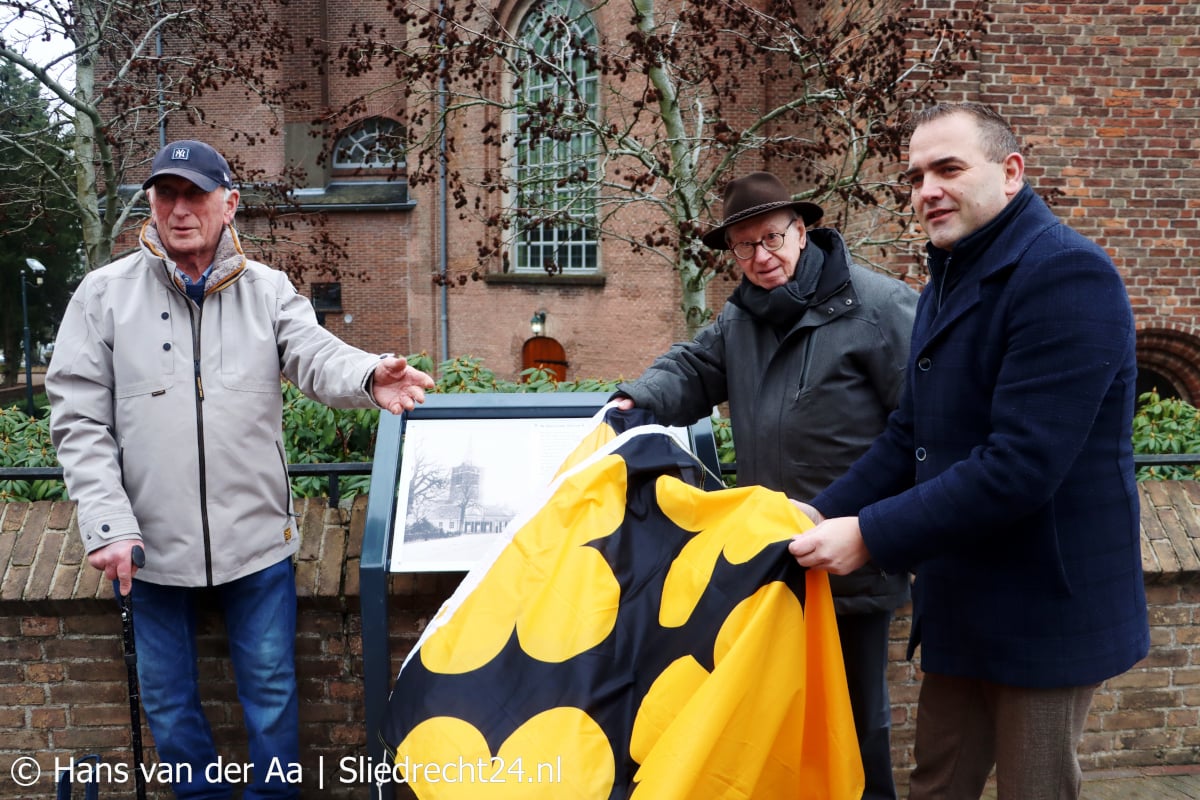 Informatiebord bij oudste monument van ’t dorp onthuld